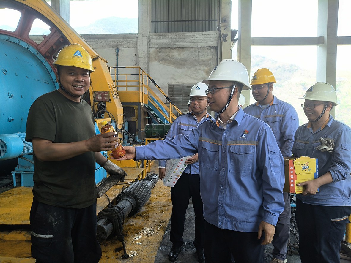 图为玉溪矿业工会开展“ 夏日送清凉”慰问活动。徐兴琼 摄