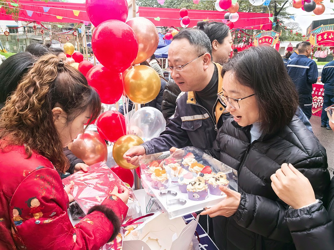 图为遵义大发国际员工在义卖市集选购。李丽清 摄