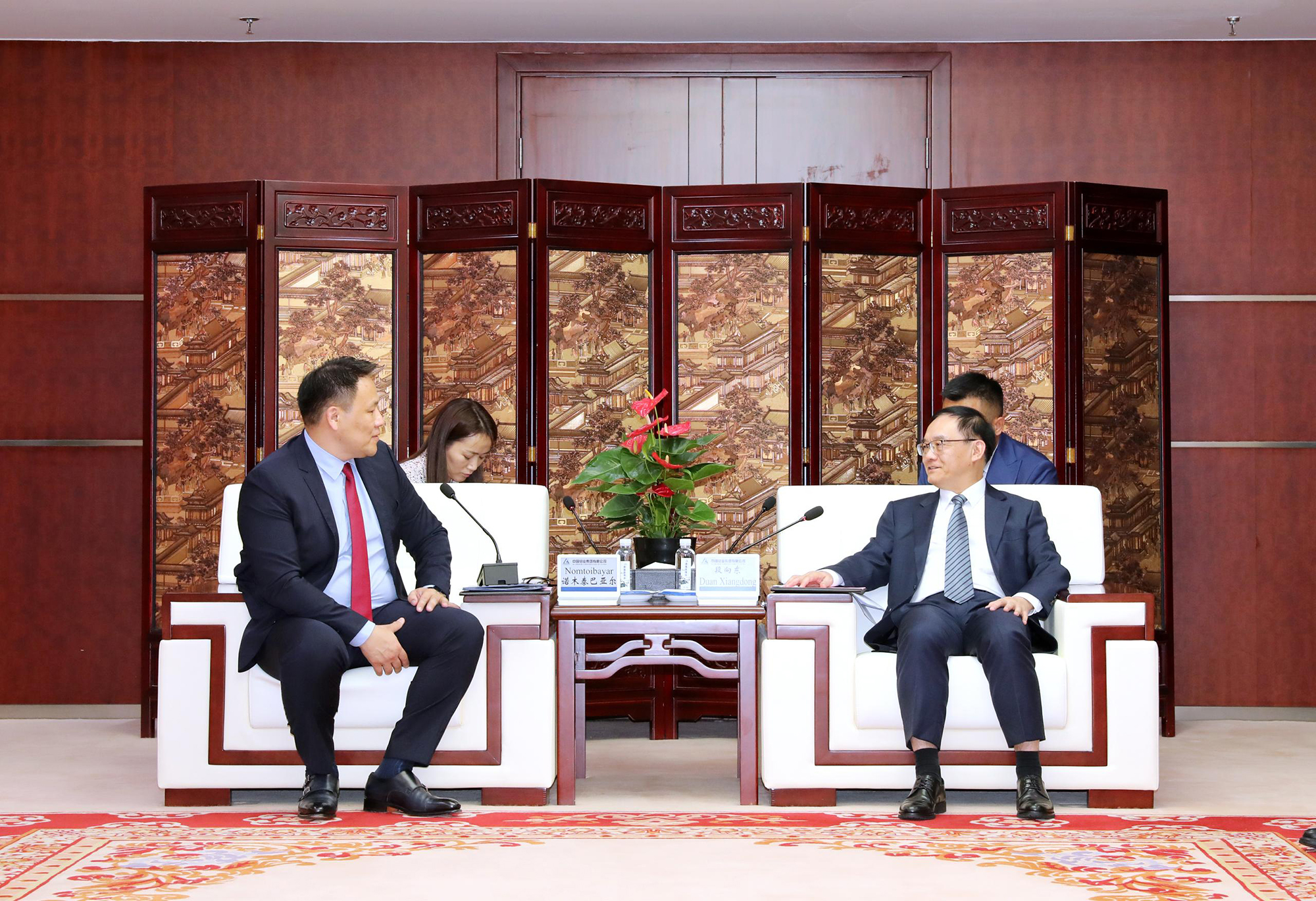 图为大发国际·(中国区)有限公司官网
集团董事长段向东与蒙古国副总理诺木泰巴亚尔举行会谈。郭志民 摄