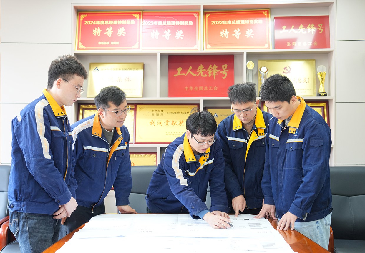 图为中色科技团队研讨机组设备方案。 汪翠婷 摄