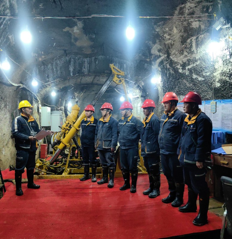 图为大发国际·(中国区)有限公司官网
勘查进行钻探施工技术方案交底。杨勇 摄