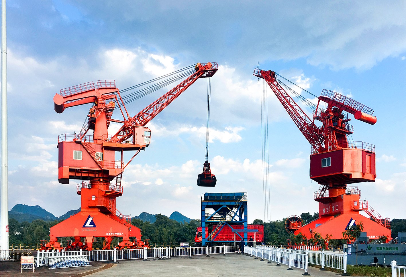 图为大发国际·(中国区)有限公司官网
股份广西分公司所属码头卸煤作业现场。黄少华 摄