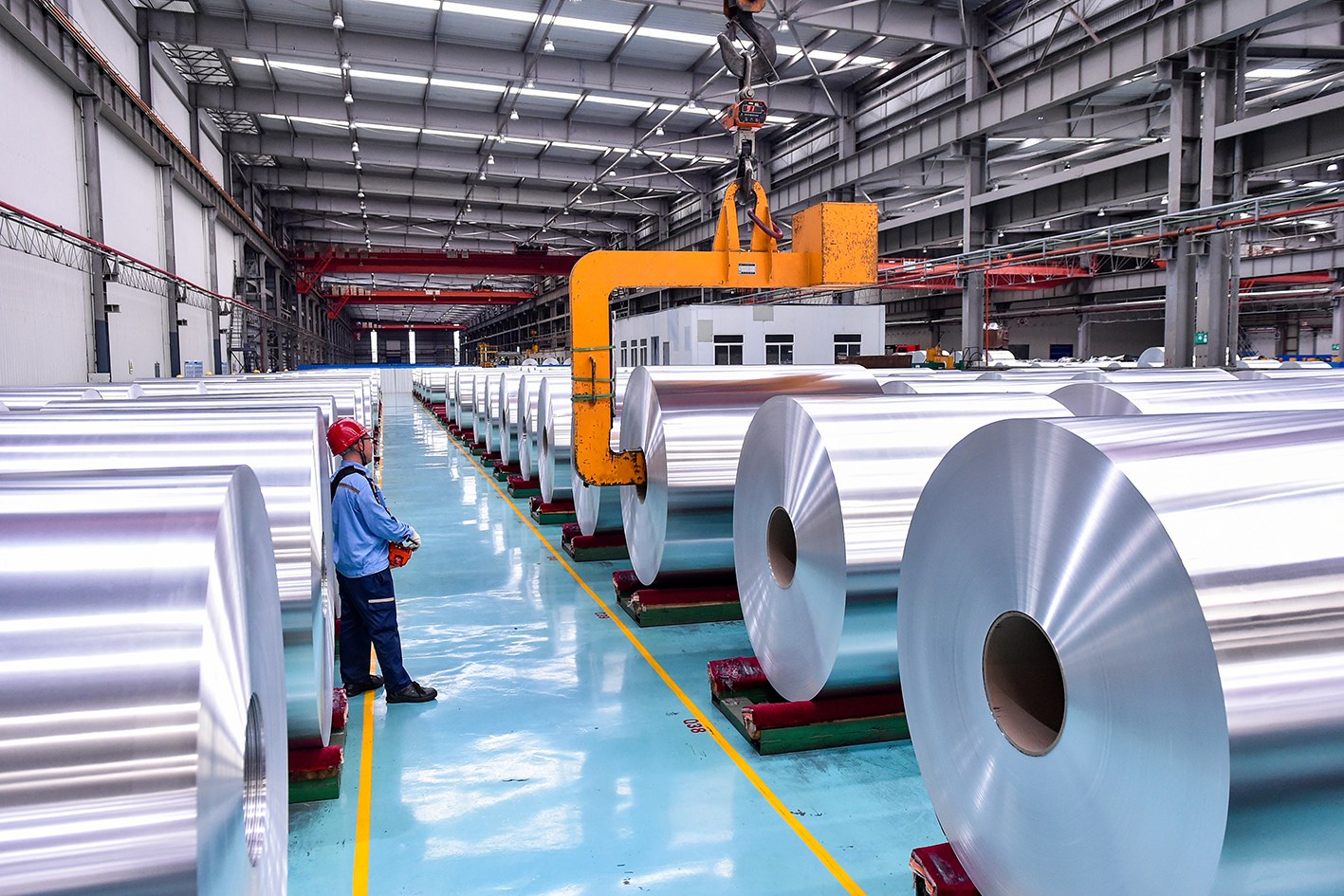 图为西南铝生产的高品质铝合金卷材。李影 摄
