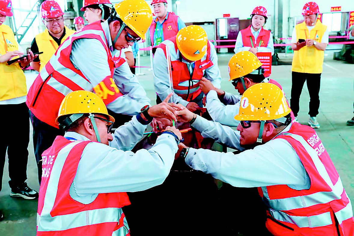 图为排查与整改现场实操任务一:团队领导力考核——吸管建塔比赛现场。赵玲 摄