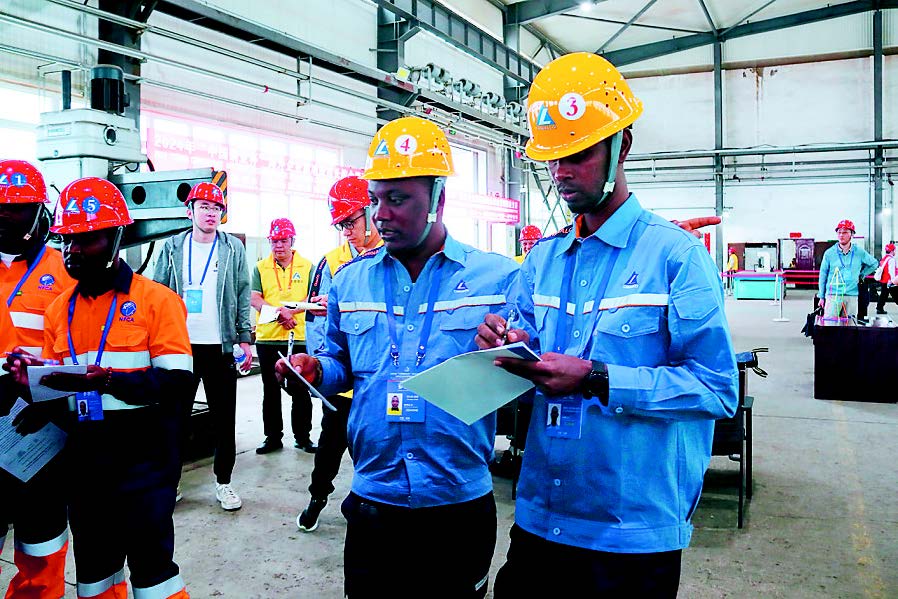 图为排查与整改现场实操任务二:检维修现场浪费点排查与整改比赛现场。 赵玲 摄 摄.jpg